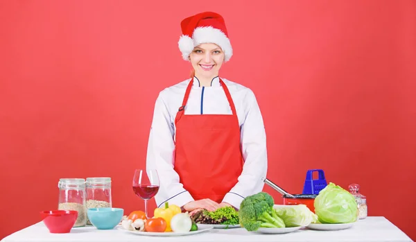 Kerstdiner ideeën. Vrouw chef-kok koken kerstdiner dragen kerstman hoed. Feestelijke menuconcept. De beste kerstrecepten. Geniet van makkelijke ideeën voor feestjes en vakantiediners. Kerstmenu — Stockfoto