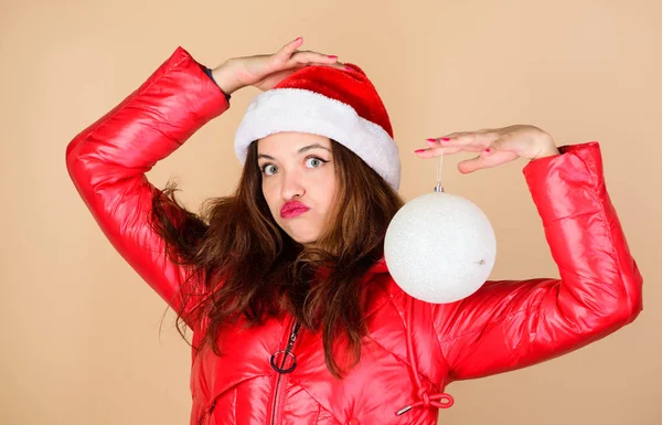 Décoration de Noël. Joyeux Noël. matin avant Noël. vacances d'hiver et vacances. femme en doudoune. Chapeau fille Père Noël Claude. manteau rembourré mode. vêtements chauds. amusant et cadeaux. bonne année — Photo