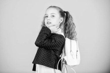 Çantayı rahat taşıyın. Şık mini sırt çantası. Sırt çantasının nasıl doğru olduğunu öğrenin. Kız küçük moda tatlı sırt çantası taşımak. Popüler yararlı moda aksesuarı. Küçük deri sırt çantası ile Schoolgirl