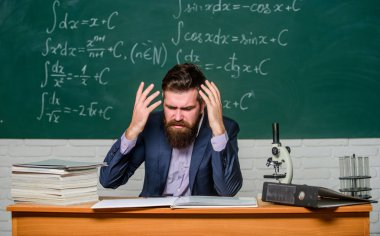 Sinirli ve tedirgin. Sinirli adam öfkeyle el kol hareketi yapar ve bağırır. Sinirli öğretmen sınav kağıtlarını kontrol eder. Sinirli negatif duygular