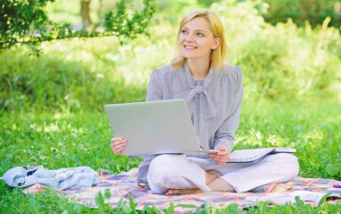 Serbest kariyere başlayan rehber. İş kadını dışarıda serbest çalışıyor. Başarılı freelancer ol. Dizüstü bilgisayarı olan kadın halı çayırında otursun. Online serbest kariyer kavramı. Keyifli meslek