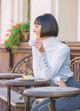 Gurme konsepti. Şekerleri seviyor. Kadın çekici zarif esmer gurme kek kafe Teras arka plan yemek. Keyifli zaman ve rahatlama. Lezzetli gurme kek. Cake tatlı ile kız Relax Café