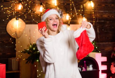 Çoraplar Noel çorabı denen eğlenceli şeylerle dolu. Kadın kırmızı çorabı tut. Yeni yıl kutlaması. Noel çorabınızı alın ya da örün ve özel hediyelerle doldurun.