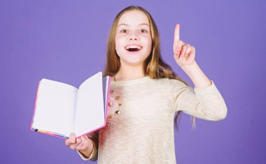 Aklıma harika bir fikir geldim. Mutlu küçük kız açık fikir defteri tutan ve parmak kaldırdı tutmak. Gülümseyen küçük çocuğun bir fikri var. Fikir aklına geldi, uzayı kopyala.