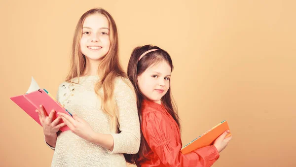 Happy little children ready for school lesson. small girls with note books. students reading a book. School project. Friendship sisterhood. workbooks for writing. Back to school. Preparing to exams — Stock Photo, Image