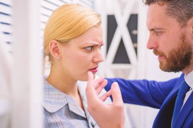 Önyargı ofisi. Ofiste cinsel taciz. Kadın haklarının korunması.