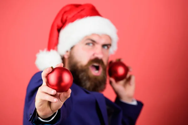 髭を生やした男が赤い玉のクリスマス飾りを持っている。冬休みだクリスマス気分を共有する。魔法のクリスマスの雰囲気を広げる。放射性クリスマスの寛大さ。季節の精神に入る — ストック写真