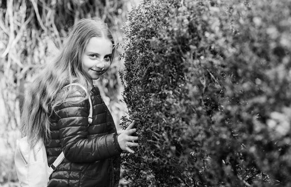 Vår semester. Grön miljö. liten flicka tillbringar ledig tid i parken. Naturlig skönhet. Barndoms glädje. Happy Child i parken. sommar natur. Express positivitet — Stockfoto