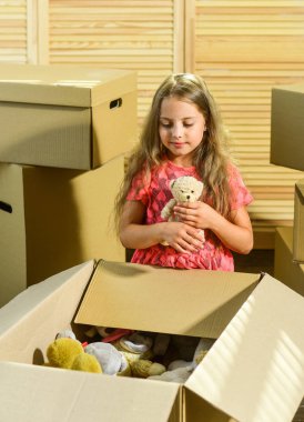 Paketleme işleri. Konsepti çıkar. Stresli bir durum. Boşanma ve ayrılık. Aile sorunu. Harekete hazırlanın. Harekete geçiyoruz. Hareketli rutin. Tek gerçek dost. Kız çocuğu kutuların yanında oyuncakla oynuyor.
