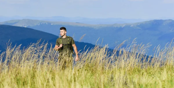 Slagfält. Man redo att skjuta. Jägarhobby. Arméstyrkor. Krypskytten når målberget. Muskulös man håller i vapen. syfte och framgång. Soldat på fältet. Det är polygon. militär man i kamouflage — Stockfoto