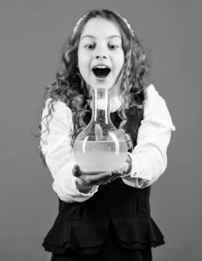 Kız okul öğrenci Kimyasal sıvılar çalışma. Okul laboratuvarı. Gelecek mikrobiyolog. Doğanın desenlerini öğren. Eğitim soruşturma kavramı itme. Her şeyi biliyorum. Okul kimya dersi