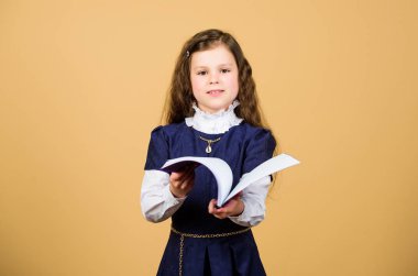 Sınavlara hazırlanıyorum. Ev ödevi. Günlük notları için not defteri. Ders çalışmak. Kağıt klasörlü küçük bir kız. Bilgi ve eğitim. Okula dönelim. Gerçekten küçük bir kız öğretmen olmak istiyor. sınav zamanı