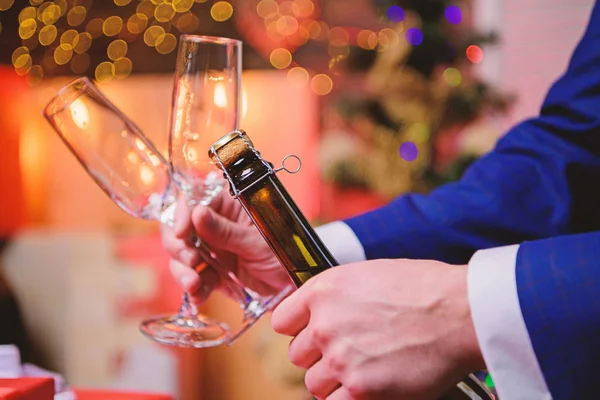 Mãos masculinas abrindo garrafa de champanhe no fundo decorações de Natal. Abra o champanhe e celebre as férias. Celebre o Ano Novo com a bebida de champanhe. Brinde e aplaude conceito. Vamos comemorar — Fotografia de Stock