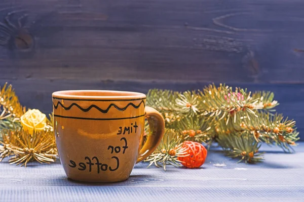 Disfruta de la bebida de invierno. Concepto de hora del café. Bebida de invierno con cafeína. Bebe café en Nochebuena. Taza de cerámica con tiempo de inscripción para el café. Taza para café con decoraciones de Navidad fondo — Foto de Stock