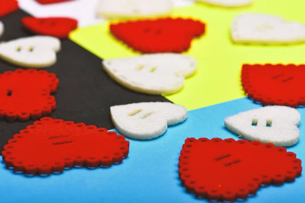 Dia dos Namorados estilo mínimo flatlay. Amor e romance. Saudação romântica. Dia dos namorados corações fundo. Dia Mundial do Coração. Festa dos Namorados. mock up design criativo. Ouvir artesanal para férias — Fotografia de Stock