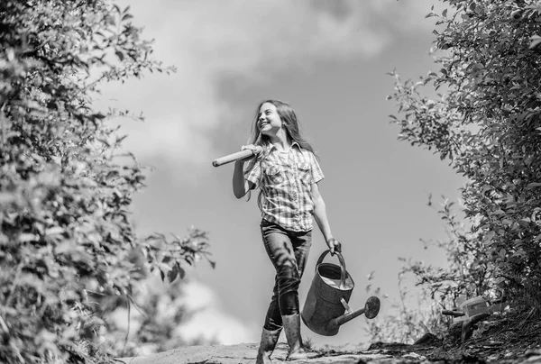 Vinculación familiar. pueblo junto al campo de primavera. éxito futuro. Niña en Rancho. agricultura de verano. Niña campesina. herramientas de jardín, pala y regadera. Trabajadora infantil. Me encanta la jardinería — Foto de Stock