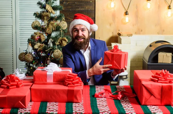 O Pai Natal barbudo preparou presentes de Natal. Empresário perto de árvore de natal embrulhando presentes ou caixas de presente. Que é para mim. Pronto com presentes. Vamos celebrar o ano novo. Acabei de embrulhar presentes. — Fotografia de Stock