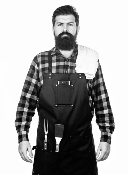 Koken met vertrouwen. Master Cook dragen grillen schort. Zelfverzekerd Grill koken. Bearded man met grillen tools. Chief Cook in workwear. Hij is een geweldige kok — Stockfoto