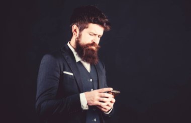 Modern teknolojiler. İşadamı bakımlı adam akıllı telefon tutun. Adam resmi takım akıllı telefon sosyal ağlar kullanın. Adam sörf internet akıllı telefon siyah arka plan. Online hizmet ve uygulama