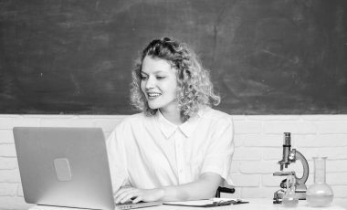 Yetenekli gençler için eğitim programı. Burs ve burs yetenekli öğrenci için başvurun. Kendi araştırma projesini başlatın. Üniversite öğrencisi veya okul öğretmeni. Dizüstü bilgisayar ve mikroskop ile Öğrenci kız