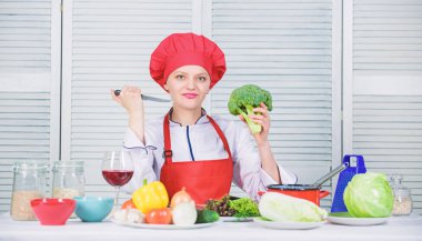 Brokoli favori madde açın. Brokoli beslenme değeri. Çiğ gıda diyet. Kadın profesyonel şef çiğ brokoli sebze tutun. Ücretsiz sağlıklı vejetaryen ve vegan yemek tarifleri. Brokoli yemek yapmayı