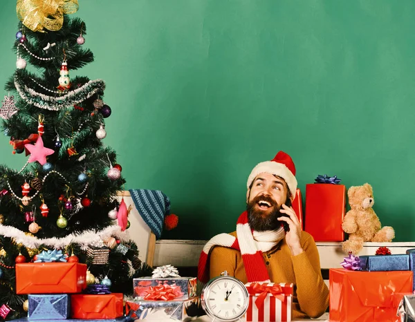 Papai Noel fala sobre celular em fundo verde — Fotografia de Stock