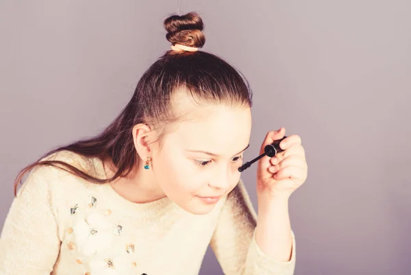 Negozio di trucco. Bella ragazza. Moda e stile. La creatività è la migliore abilità di trucco. Inventati la scuola. Arte del trucco. Concetto di femminilità. Salone e trattamento di bellezza. Bambino bambina make up faccia da vicino — Foto Stock