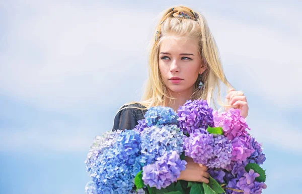 Ömhet i ung hud. Springtime blommar. Skönhet av vårsäsongen. Flicka anbud blond håll hortensia bukett. Hud vård och skönhet behandling. Mild blommor för känslig kvinna. Ren skönhet — Stockfoto