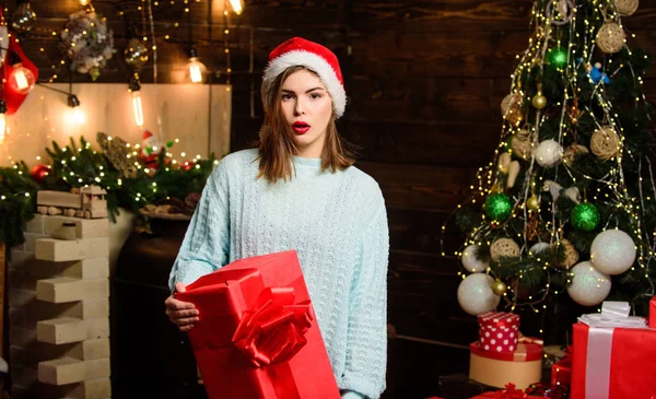 La mañana antes de Navidad. Feliz año nuevo. Celebración familiar. Árbol de Navidad. Vacaciones de invierno. Chica con sombrero de Santa Claus. Compras de Navidad. Mujer sexy con caja de regalo. Composición de Navidad —  Fotos de Stock