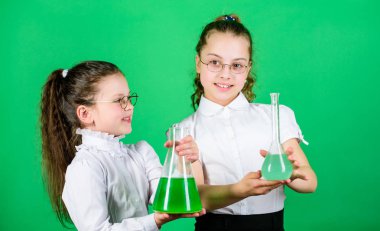 Çocuklar kimya laboratuarı okuyor. Küçük akıllı kızlar deney matarası ile. Okula dönüyorum. Biyoloji eğitimi. Bilim okuyan okul çocuğu bilim adamı. Genç ve kendinden emin bir bilim adamı. Bilim adamları çalışıyor.