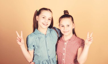 Barış seninle başlar. Sevimli küçük çocuklar barış için V işaretleri gesturing. Barış el hareketleri gösteren sevimli küçük kızlar. Sevgi dolu kardeşlik ve barış içinde yaşamak