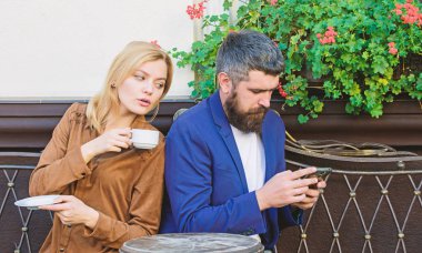 Çift kafe terası kahve içiyor. Aşık çift kafe terasında kahvenin tadını çıkarır. Karısını aldatan adam gizli mesajlaşması. Hile ve ihanet. Aile hafta sonu. Evli güzel çift birlikte rahatlatıcı
