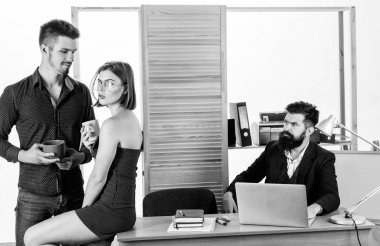 Kadın çekici çalışan adam meslektaşım. Ofis romantizm konsepti. Bazı iş arkadaşları arasında cinsel çekim. Flört ve baştan çıkarma. İş arkadaşıyla flört etmek kahve molası. İş arkadaşıyla flört eden kadın