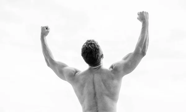 Энергия внутри. Бодибилдер показывает мышцы. мускулистая спина человека, изолированного на белом. тренировки туловища и спины. спортивный успех. празднование успеха. Приветствуем новый подъем. Мы сделали это. — стоковое фото