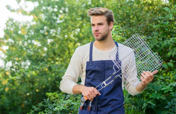 Lekker buiten lunchen. picknick kookgerei. Buitenfeest weekend. barbecue voor mannen. Gereedschap voor het roosteren van vlees buiten. Culinair. Chef koken bbq voedsel. Familie weekend uitje. Zomerpicknick — Stockfoto