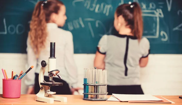 Little scientist work with chemistry microscope. Chemistry research. Biology lesson. Back to school. science experiments in chemistry laboratory. Little girls in school lab. Chemistry educati — Stock Photo, Image