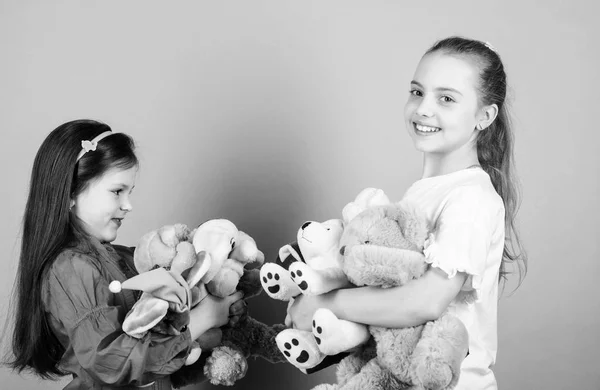 Rodzina jest najważniejszą rzeczą. małe dziewczynki z miękkimi zabawkami niedźwiedzia. Sklep z zabawkami. dzień dzieci. Plac zabaw. małe siostry dziewczyny gry w pokoju zabaw. Szczęśliwego dzieciństwa. Ręcznie. Szycie rękodzieło zrób to sam — Zdjęcie stockowe