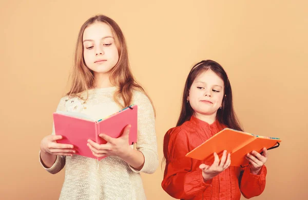 Οι αδελφές κάνουν βιβλία για να διαβάσουν μαζί. Αξιαγάπητα κορίτσια λατρεύουν τα βιβλία. Μυστικό ημερολόγιο. Ανοίγω πόρτες μέσω αλφαβητισμού. Παιδιά με βιβλία ή διαφημιστικά. Εκπαίδευση και παιδική λογοτεχνία. Αγαπημένο παραμύθι — Φωτογραφία Αρχείου