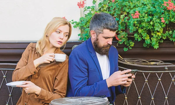 Koppel café terras drink koffie. Paar in liefde zitten café terras geniet van koffie. Man geheime Messaging vreemdgaan op vrouw. Bedriegen en verraad. Familie weekend. Getrouwd mooi paar ontspannen samen — Stockfoto