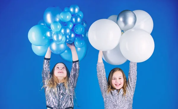 Πάρτι γενεθλίων. Ευτυχία και χαρούμενες στιγμές. Ανέμελη παιδική ηλικία. Ξεκίνα το πάρτι. Οι αδελφές οργανώνουν το πάρτι στο σπίτι. Διασκεδάζω. Πάρτι με θέμα το μπαλόνι. Κορίτσια μικρά αδέλφια κοντά σε αερόστατα αέρος — Φωτογραφία Αρχείου