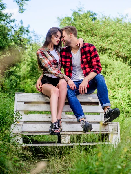 Buď šťastná. Šťastný Valentýn. letní kempování v lese. rodinný rancho víkend. romantické rande. pár relaxovat venku na lavičce. Líbám tě. zamilovaný pár. Kostkovaná móda. muž s dívkou v parku — Stock fotografie