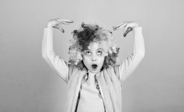 Çocuklar için oyunculuk okulu. Oyunculuk yeteneğini kariyere dönüştür. Sanatçı kız oyunculuk eğitimi alıyor. Çocuk renkli kıvırcık peruk yapay saç palyaço tarzı mavi arka plan. Sirk okulu konsepti