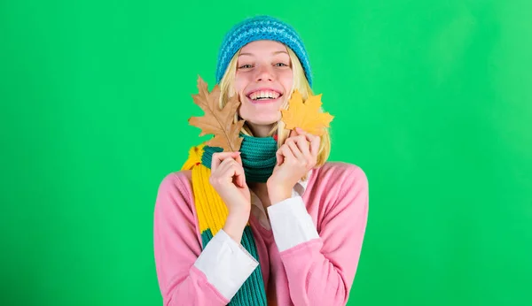 Herbstliche Pflegetipps. Pflege- und Schönheitstipps. Frau niedlichen Gesicht tragen Strickmütze halten gefallene Blätter. Zeit, die Haut zu verjüngen und zu reparieren. Gesunde Haut. So aktualisieren Sie Ihre Pflege-Routine für den Herbst — Stockfoto