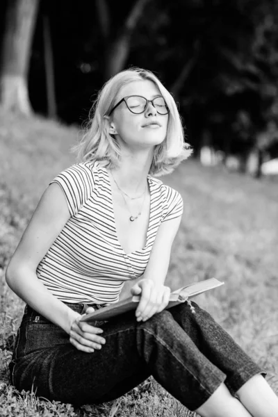 Studentka s knihou venku. Žena v parku čte knihu. zajímavý příběh. Uvolněte se a získejte nové informace. číst je můj koníček. Letní studium. inspirován novým autorem. Koncepce domácího školství — Stock fotografie