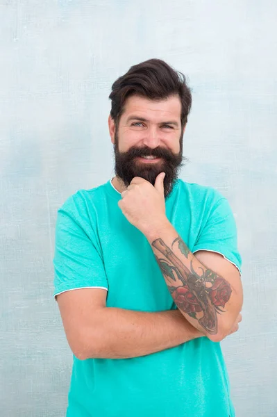 Hipster kapper. Kapper concept. Mannelijkheid en wreedheid. Kapper en kapper. Baard man met een stijlvolle snor. Gezichtshaar heeft ook conditionering nodig. Crème naar stijl gewenste look — Stockfoto