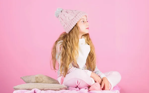 Kind lange haren warme wollen muts genieten van warm. Jongen meisje slijtage gebreide warme muts ontspannen roze achtergrond. Winter mode warme kleren concept. Warme accessoires die u zal houden gezellig deze winter — Stockfoto