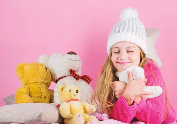 Ребенок маленькая девочка игривая держать плюшевую игрушку плюшевого медвежонка. Малышка играет с мягким игрушечным плюшевым мишкой на розовом фоне. Коллекция игрушек. Медведи Тедди помогают детям справиться с эмоциями и ограничить стресс — стоковое фото