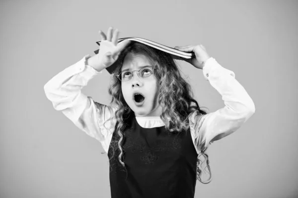 Chica mantenga la prueba de carpeta de libro de texto. Preparándose para los exámenes en la biblioteca. Ropa formal de niño pequeño. Prepárate para el examen. Educación formal y educación en el hogar. Comprueba el conocimiento. Concepto de examen escolar. Se acerca el examen final — Foto de Stock