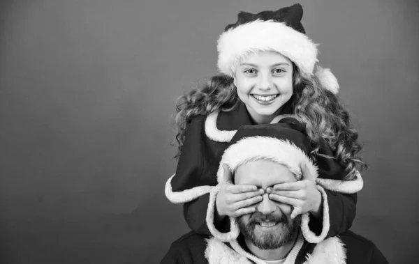 Papà in costume da Babbo Natale e figlia bambino carino. Buona infanzia. Vacanze natalizie in famiglia. Il concetto di Babbo Natale. Rendi le vacanze extra speciali. Festeggiate il Natale insieme. Tradizione di famiglia Natale — Foto Stock