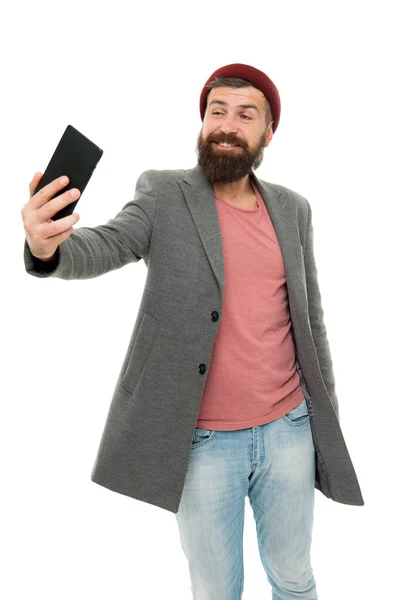 No se requiere selfie stick. Feliz hipster tomando selfie con smartphone en la mano. Hombre barbudo sonriendo a la cámara selfie. Selfie con confianza — Foto de Stock